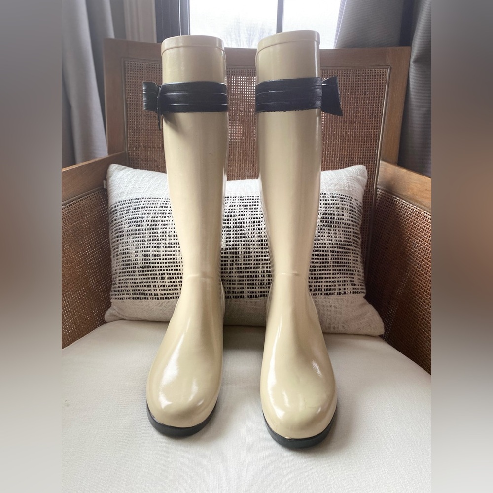 Beautiful pair of Kate Spade rain boots with a black bow! Size 7